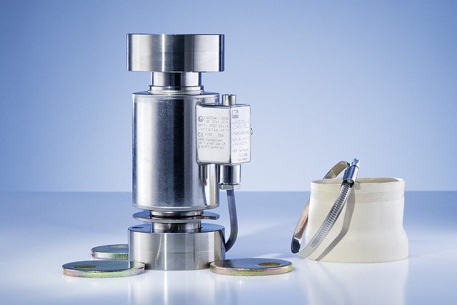 Industrial precision load cell with strain gauge technology and measurement equipment for accurate force detection